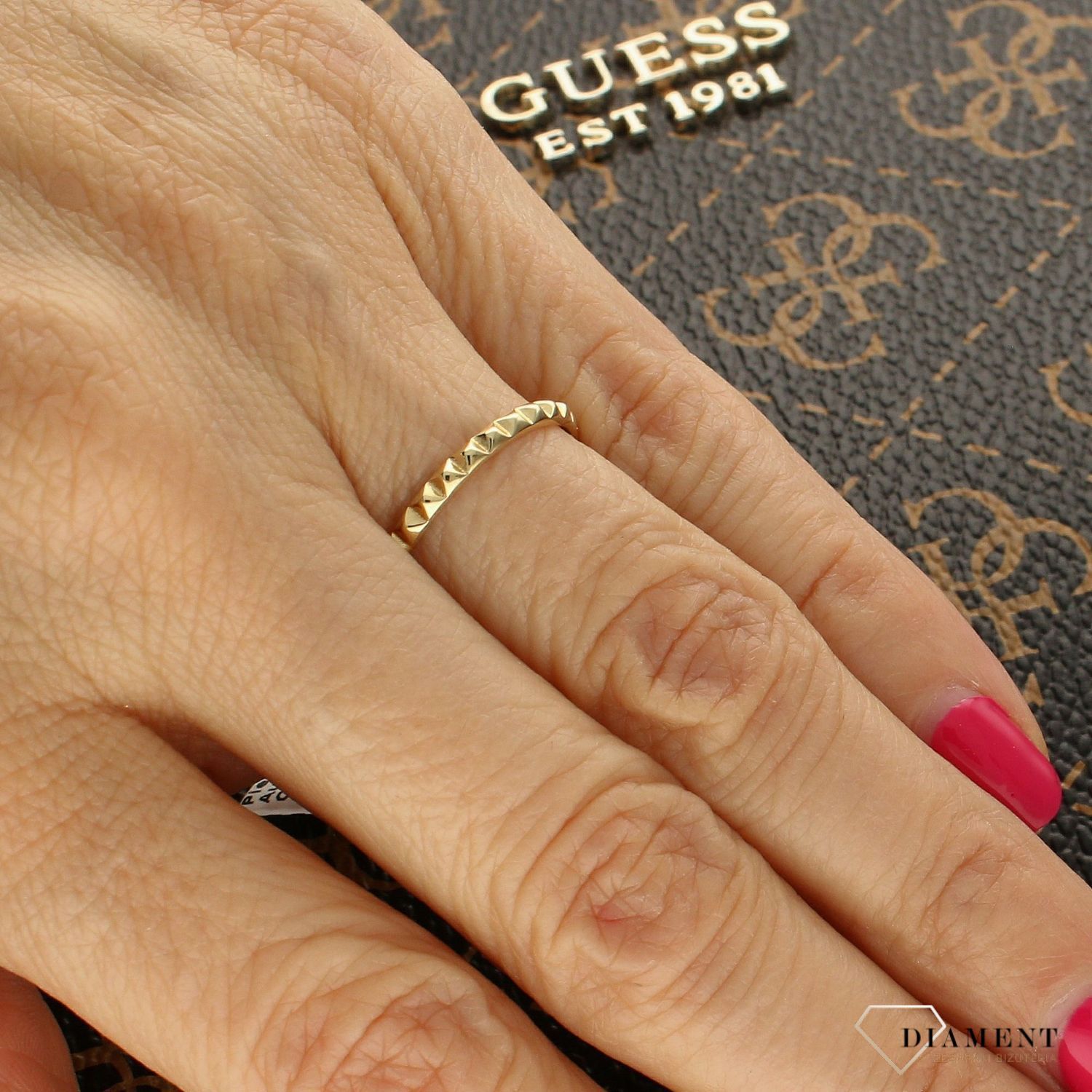 Złoty pierścionek 333 grawerowany PI 3797 333. Złoty pierścionek 333 obrączka grawerowana. Uroczy pierścionek w formie obrączki. Pierścionek został wykonany z 9-karatowego żółtego.jpg